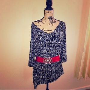 A symmetric blouse with peekaboo arm.